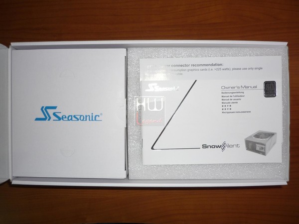 Seasonic_Snow_Silent_1050W_-_Confezione_e_Bundle_-_7