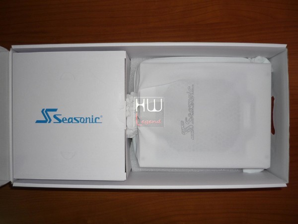 Seasonic_Snow_Silent_1050W_-_Confezione_e_Bundle_-_8