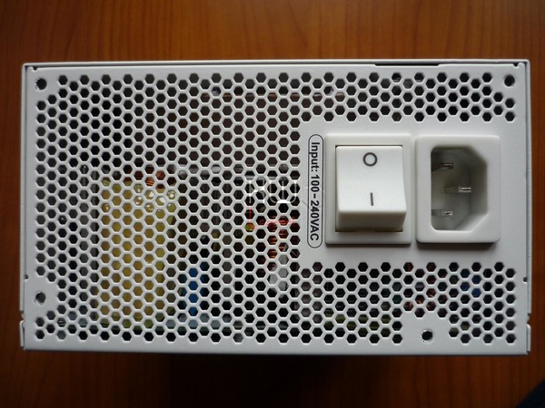 Seasonic_Snow_Silent_1050W_-_Uno_sguardo_da_vicino_-_2