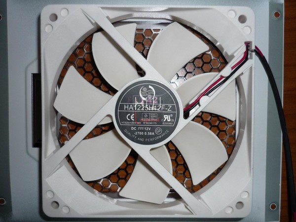 Seasonic_Snow_Silent_1050W_-_Ventola_in_dotazione_-_1