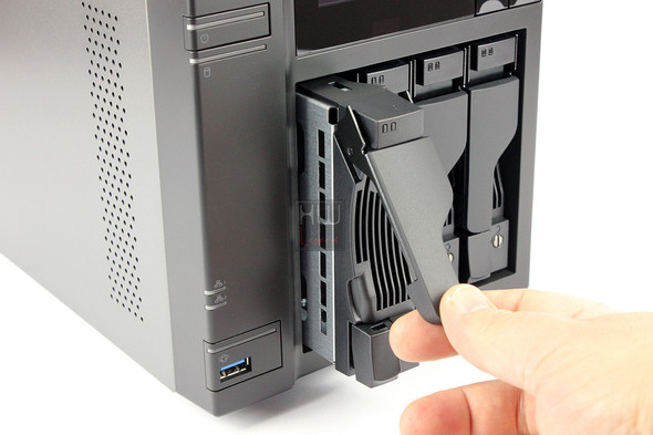 asustor_as7004t_nas_hotswap3