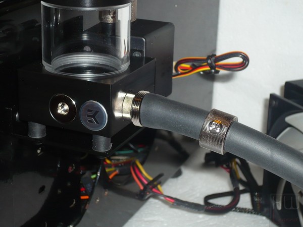 099-ek-l240-kit-watercooling-foto-assemblaggio-impianto-collegamento-tubi
