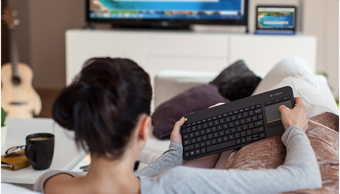Logitech_Wireless_Touch_Keyboard_K400_Plus_-_1