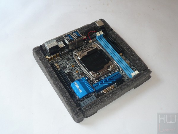 019-asrock-x99e-itx-foto-confezione-interno-scheda-protezione