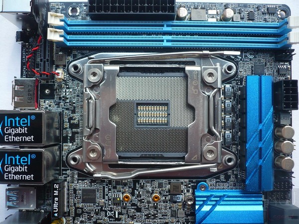 036-asrock-x99e-itx-foto-scheda-zona-socket