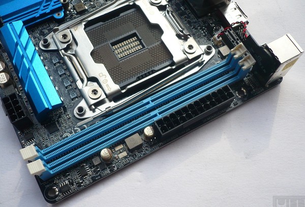 039-asrock-x99e-itx-foto-scheda-slot-ddr4