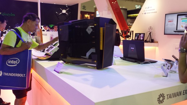 In_Win_Computex_2015_-_8