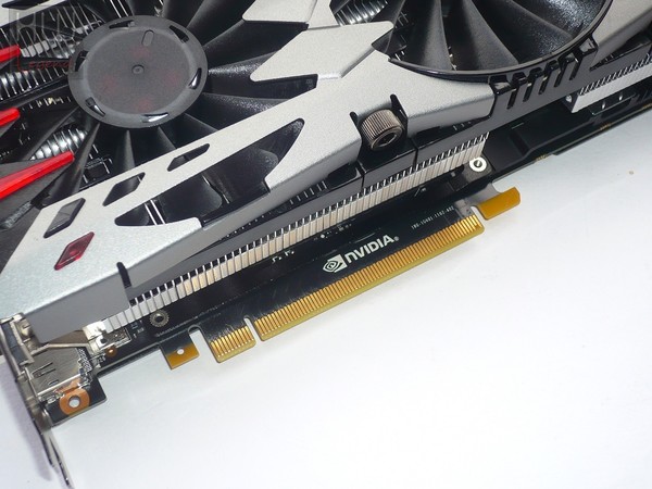 066-inno3d-gtx970-ichill-foto-scheda-pettine-pcie3