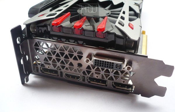 070-inno3d-gtx970-ichill-foto-scheda-uscite-video