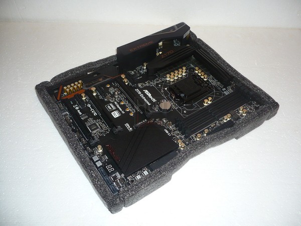 018-asrock-z170-foto-confezione-interno-protezione-scheda