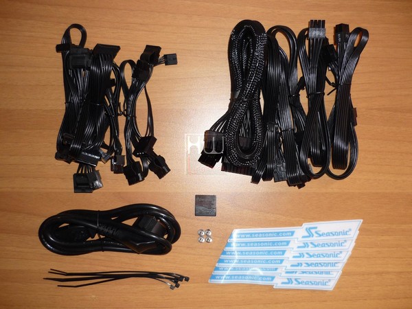 Seasonic_Snow_Silent_750W_-_Confezione_e_Bundle_-_11