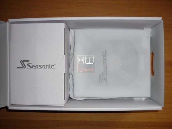 Seasonic_Snow_Silent_750W_-_Confezione_e_Bundle_-_8