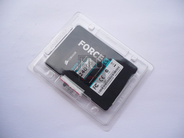 019-corsair-force-ls-ssd-240gb-foto-confezione-aperta-contenuto