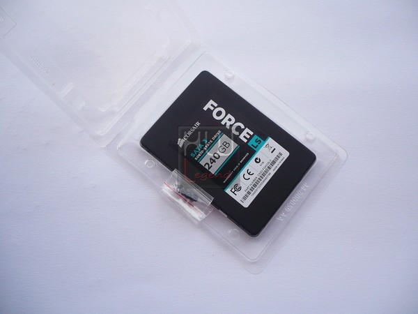 021-corsair-force-ls-ssd-240gb-foto-confezione-aperta-contenuto
