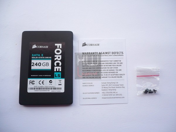 022-corsair-force-ls-ssd-240gb-foto-confezione-aperta-contenuto