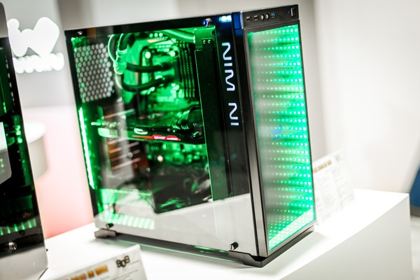 In_Win_CES_2016_-_4a