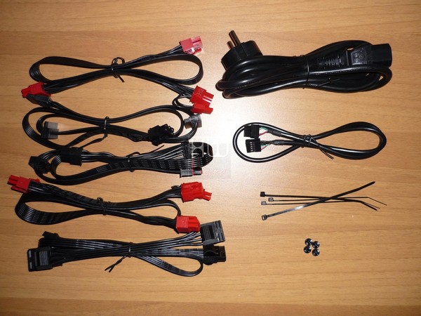 Thermaltake_Smart_DPS_G_650_-_Packaging_e_Bundle_-_7