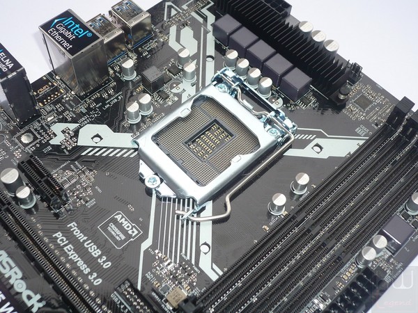 025-asrock-e3v5-ws-intro-foto-scheda-zona-socket