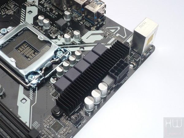 027-asrock-e3v5-ws-intro-foto-scheda-zona-socket-conn-8pin