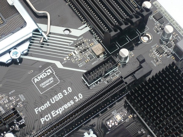 029-asrock-e3v5-ws-intro-foto-scheda-header-usb3
