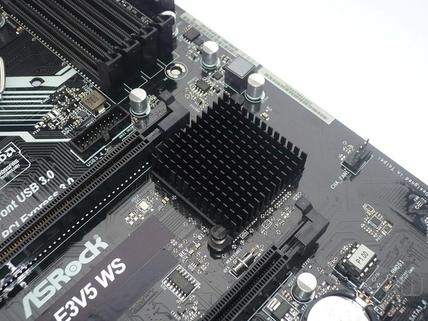 036-asrock-e3v5-ws-intro-foto-scheda-dissipatore-pch