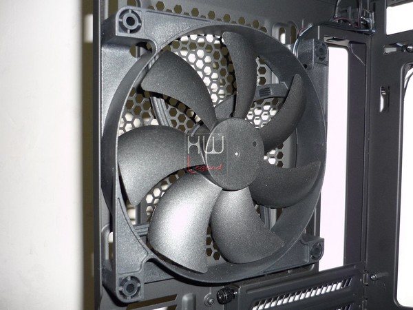NZXT_H440_Special_Edition_-_Uno_sguardo_allinterno_-_14