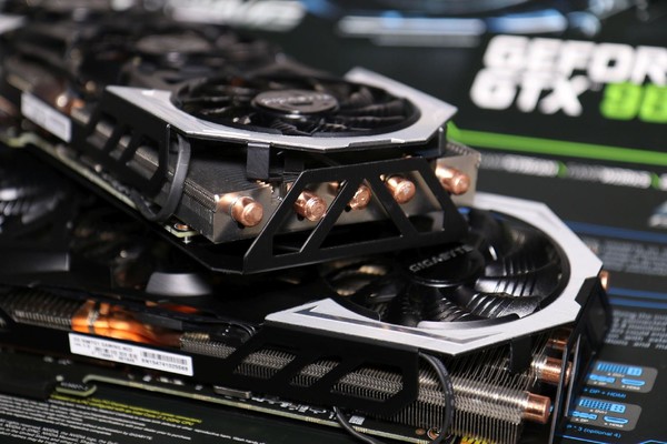 Roberto_Sannino_e_GIGABYTE_G1_Gaming_GeForce_GTX_980_Ti_-_3