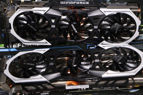 Roberto_Sannino_e_GIGABYTE_G1_Gaming_GeForce_GTX_980_Ti_-_4