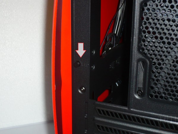 031-B-nzxt-manta-itx-foto-case-retro-particolari-pulsante-attivazione-LED