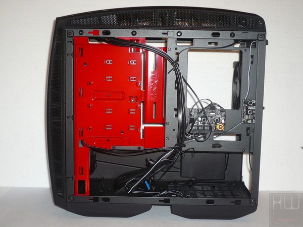 056-nzxt-manta-itx-foto-case-dettaglio-interno-retro