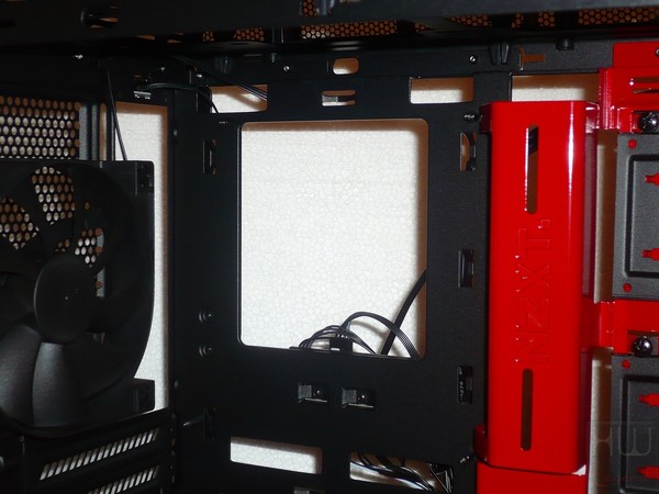 058-nzxt-manta-itx-foto-case-dettaglio-interno-foro-retro-mainboard