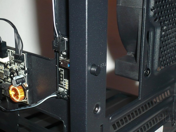 061-nzxt-manta-itx-foto-case-dettaglio-interno-particolare-piastra-LED-interruttore