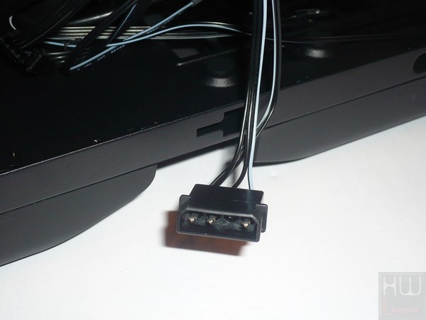062-nzxt-manta-itx-foto-case-dettaglio-interno-particolare-molex-3pin-alimentazione