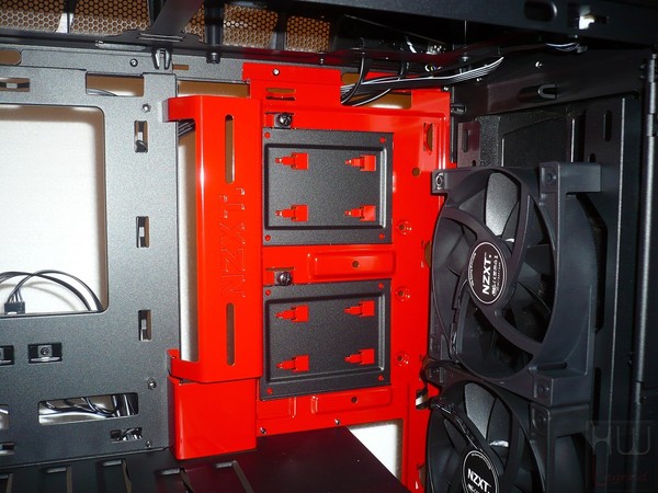 063-nzxt-manta-itx-foto-case-dettaglio-interno-particolare-slitte-hdd-ssd