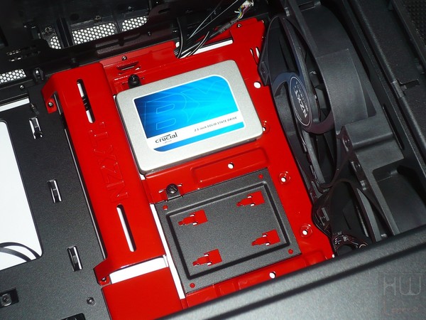 065-nzxt-manta-itx-foto-case-dettaglio-interno-particolare-slitta-ssd-fissato