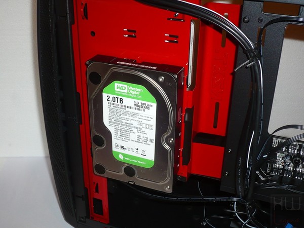066-nzxt-manta-itx-foto-case-dettaglio-interno-particolare-hdd-laterale