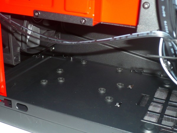 068-nzxt-manta-itx-foto-case-dettaglio-interno-particolare-gommini-anti-vibrazione