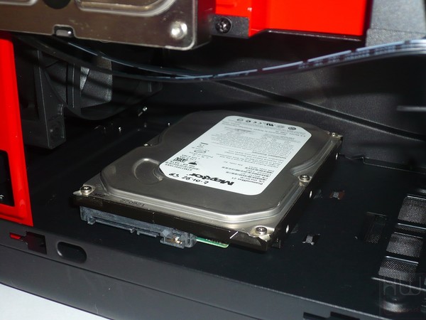069-nzxt-manta-itx-foto-case-dettaglio-interno-particolare-hdd-base-35