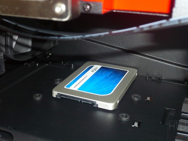 070-nzxt-manta-itx-foto-case-dettaglio-interno-particolare-hdd-base-25