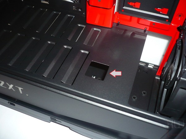 072-nzxt-manta-itx-foto-case-dettaglio-interno-particolare-vano-psu-foro-cavi-vga