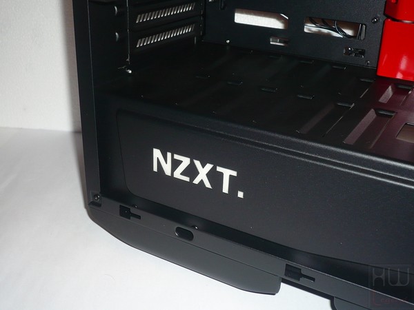 073-nzxt-manta-itx-foto-case-dettaglio-interno-particolare-vano-psu-logo-nzxt