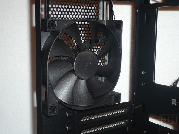 079-nzxt-manta-itx-foto-case-dettaglio-ventola-posteriore