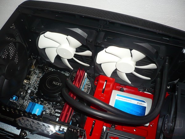 084-nzxt-manta-itx-foto-case-assemblaggio-posizionamento-kraken-x61