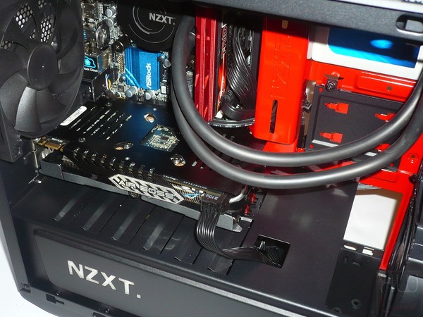 085-nzxt-manta-itx-foto-case-assemblaggio-scheda-grafica