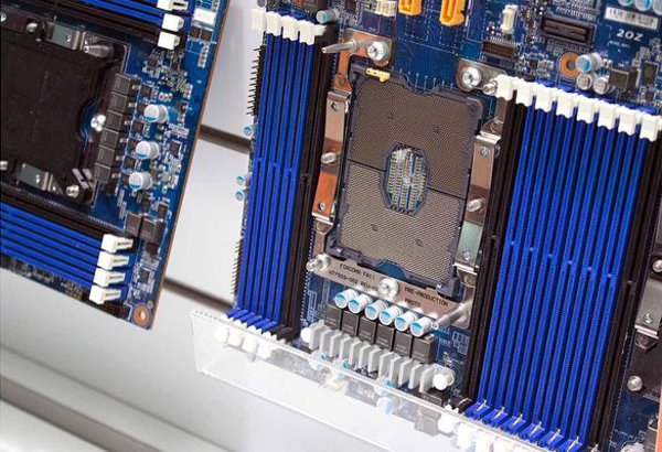 Intel_socket_LGA_3647_-_1