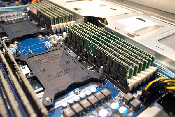 Intel_socket_LGA_3647_-_2