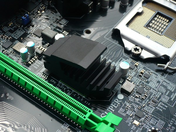 043-supermicro-c7z170-oce-foto-scheda-particolare-dissipatore-PLX