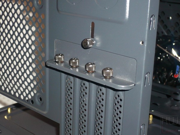 057-itek-eclipse-gaming-cube-foto-case-slot-espansione-PCI-particolare-viti-fissaggio