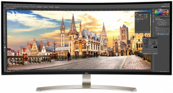 Tre_monitor_UltraWide_da_LG_-_1