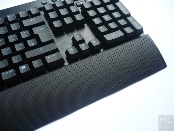 042-corsair-k70-rapidfire-foto-tastiera-poggia-polsi-installato